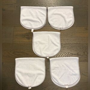 Munchkin brand baby waterproof burp pads (4 new /1EUC)
